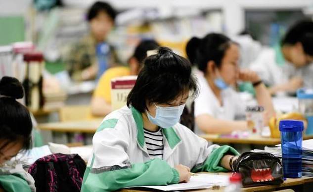 21年高考500分只能上专科，文理分数线差距100分，文科生太难了