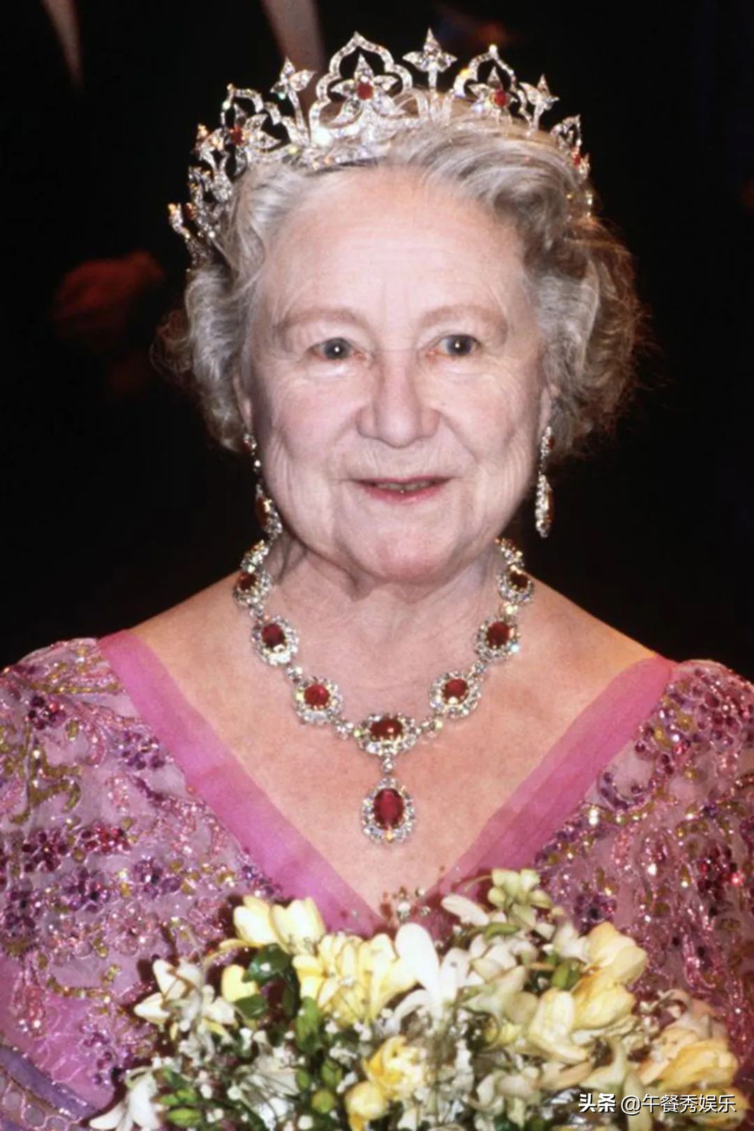 英女王送给老妈百岁大寿的礼物！一枚镶有100颗钻石的玫瑰胸针