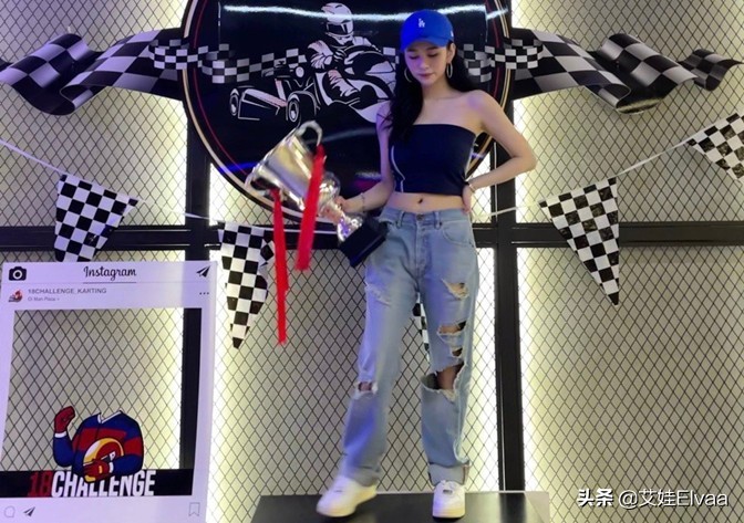 邱淑贞女儿罕见晒生活近照，穿背带裙，才22岁曲线感跟妈不分伯仲