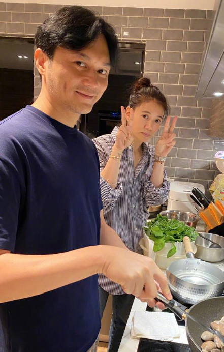 袁咏仪穿羽绒服与张智霖现身机场，大仙冷得穿两件外套，对望好甜