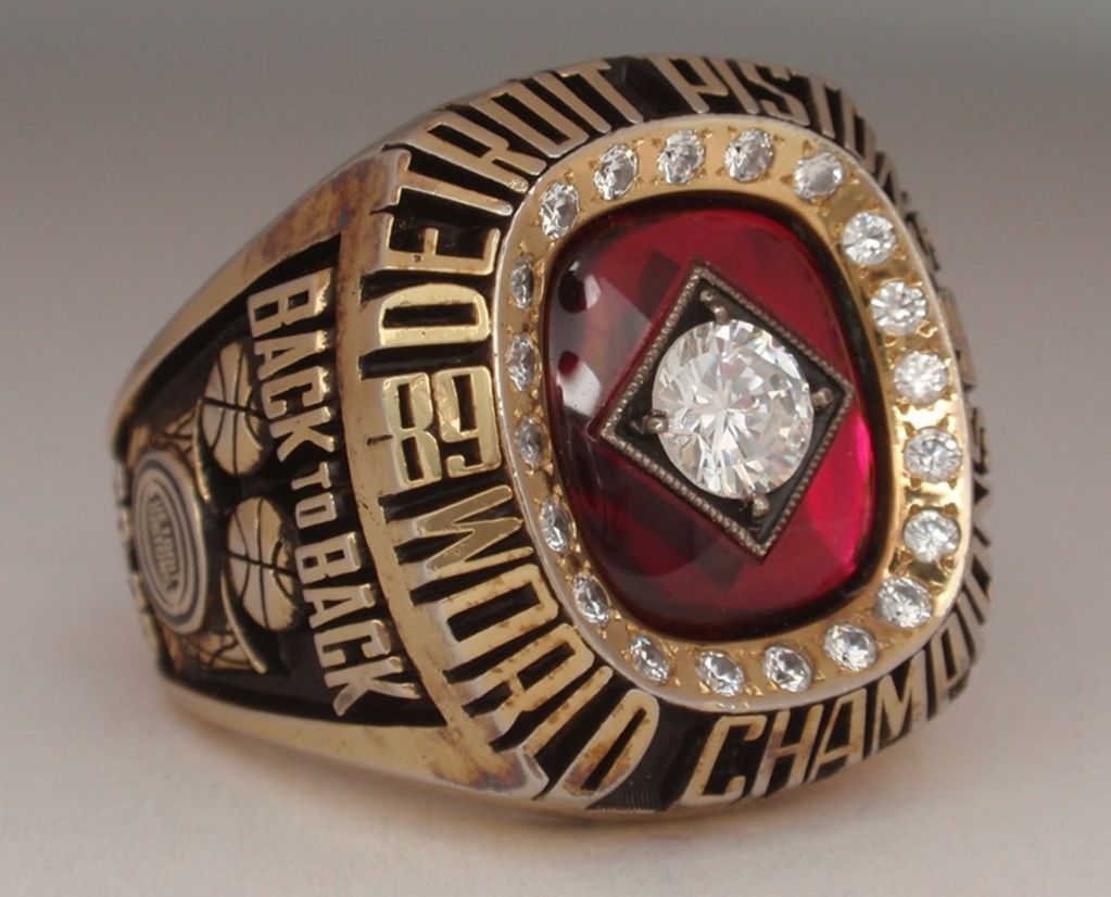 历届nba总冠军戒指一览("雄鹿顶个球!"——nba冠军戒指进化史)