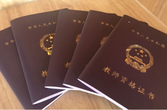 大一新生报到前，学生要及时办好“一档三证”，以免开学手忙脚乱