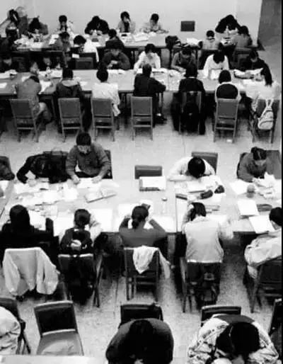 老照片回顾高考43年：马云高考数学1分，刘强东志愿当官...