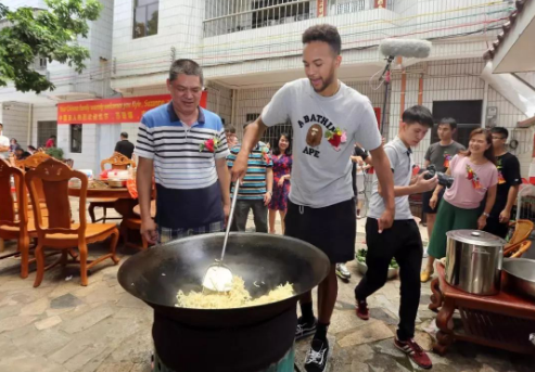 nba有哪些球员祖籍是中国人(现役唯一有中国血统的NBA球员，曾来深圳认亲，现已被录入家谱)