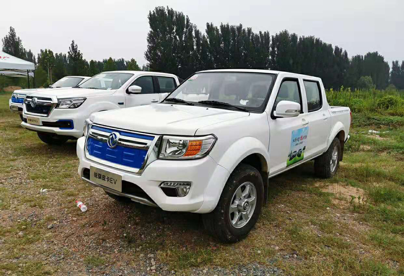 外观方面,锐骐皮卡ev采用了大尺寸封闭式的进气格栅设计,内部则加入较