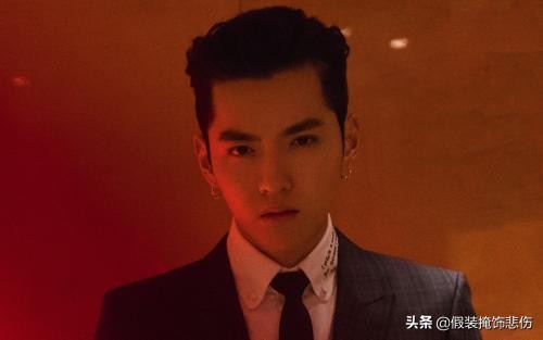 （悄悄递上一瓶男士沐浴露，笑道）看看想试试哪款？咱可得好好挑挑~