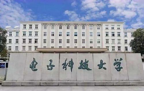 985大学现“闹剧”，近200万人围观：别让偏见羞辱了学历