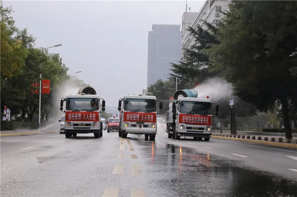 天水市秦州区对城区主干道开展疫情防控集中消杀（图）