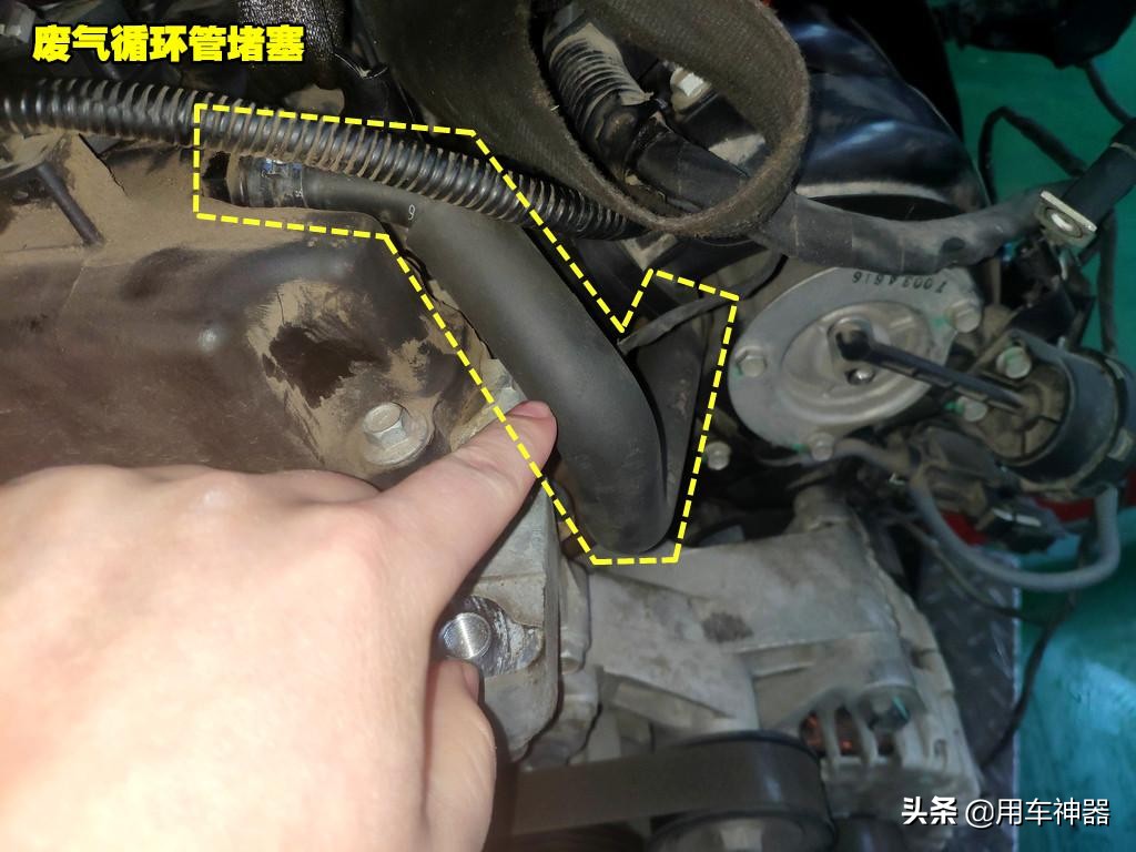 如何快速解决发动机漏油？更换油封也没有用，你必须检查这个零件
