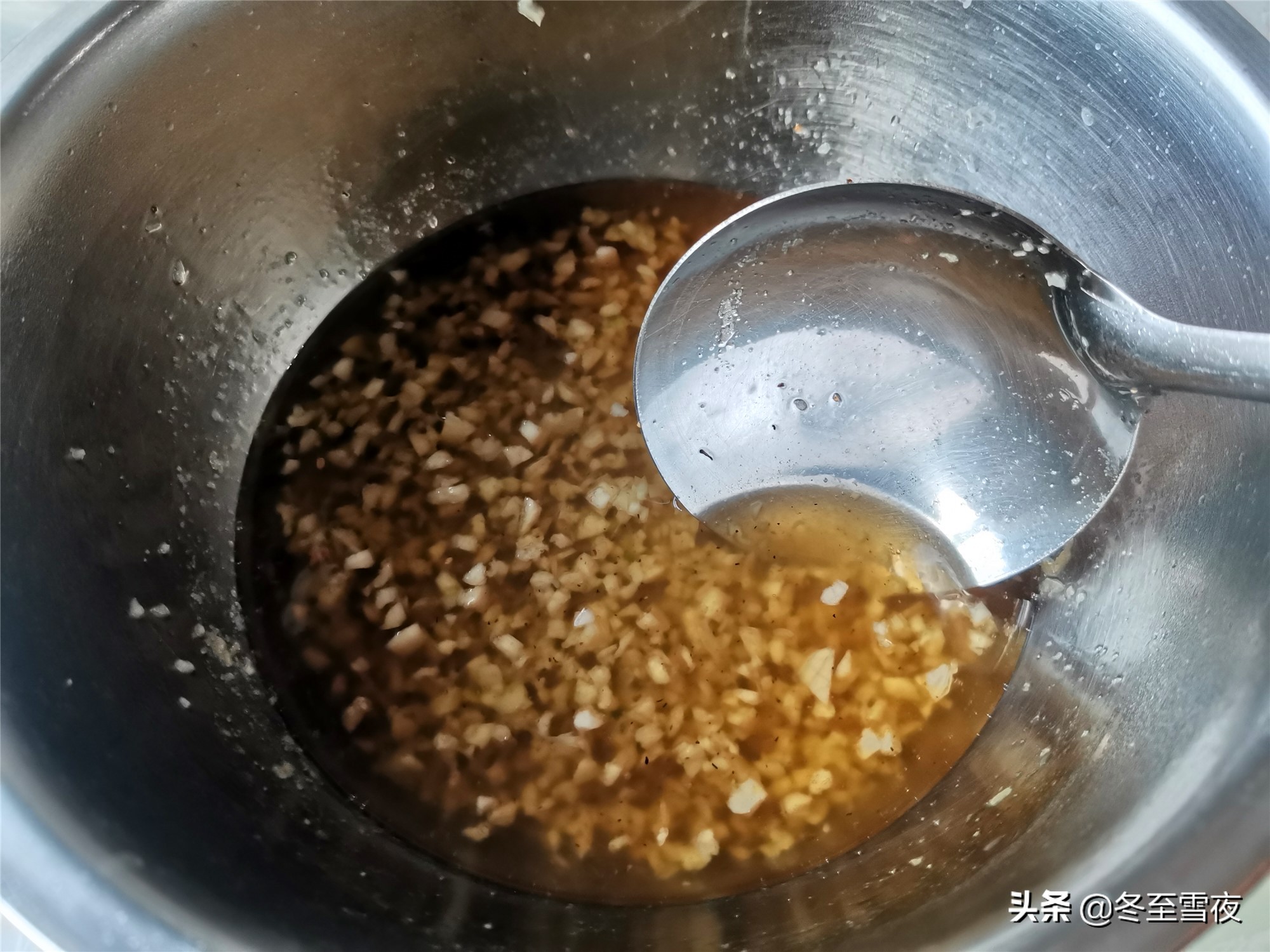 蒜汁怎么调好吃（教你调制简单美味的蒜泥蘸料）