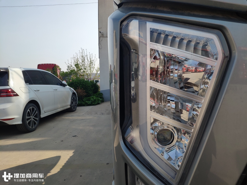 大运新推出的旗舰重卡V9怎么样?最近偶遇了一辆,带您看看配置如何
