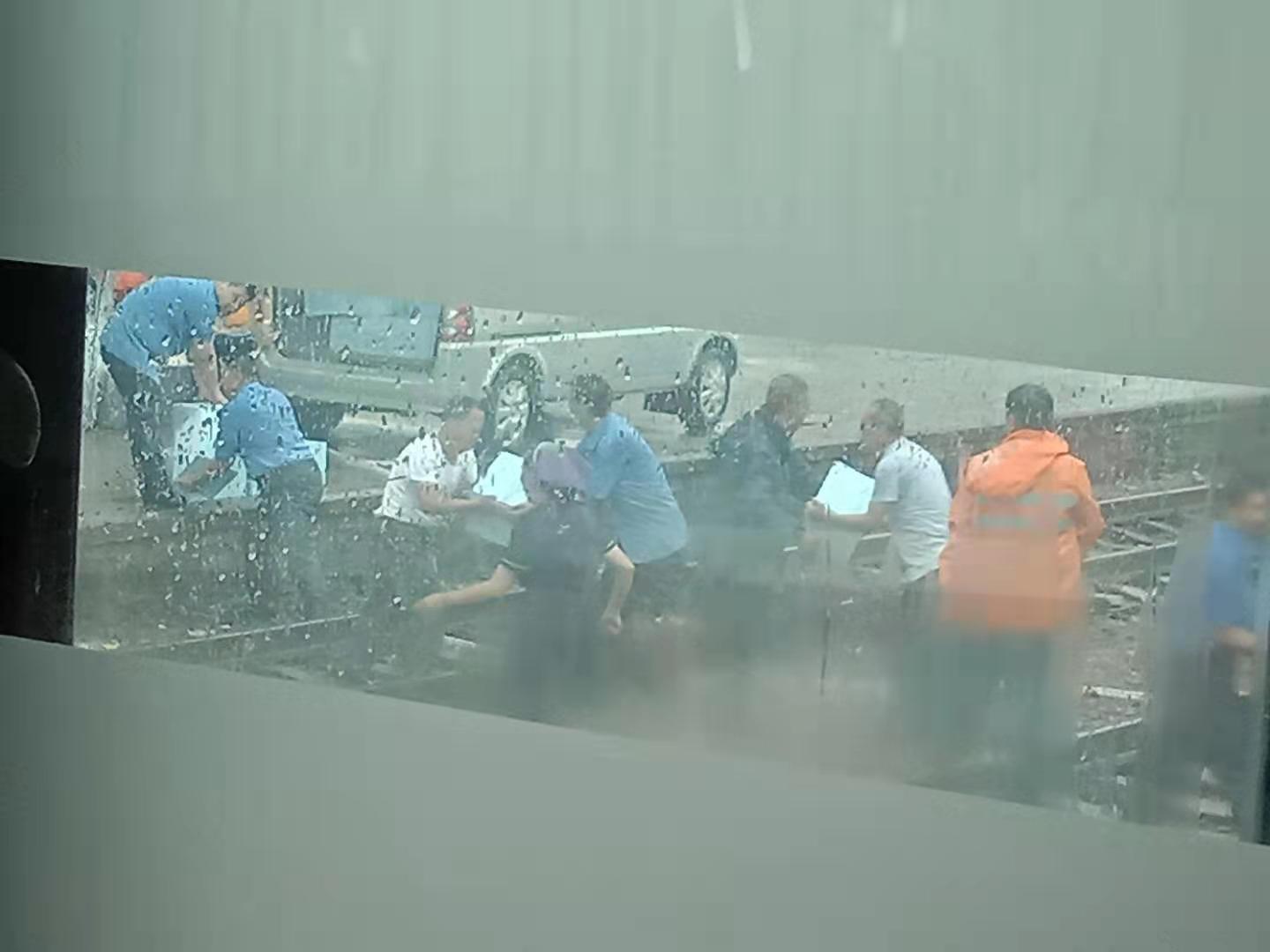 河南洪灾中，4趟列车旅客被困三天三夜：手机充电排长队，盒饭从15涨到25，脱困到家后第一件事是洗澡