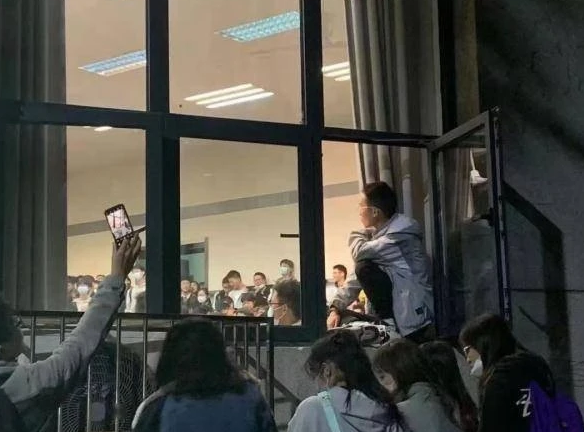 扒墙翻窗也要听？武汉大学恋爱心理学爆火，网友：对知识的渴望