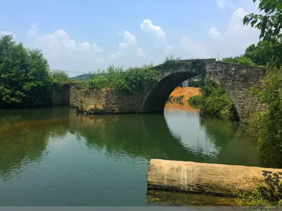 明《一统志》载:"靳江在善化县西二十里,一名瓦官水口,一名剑江,源出