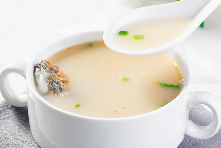 饭店的鱼汤那么好喝，原来是有2个诀窍的，香浓奶白一点也不腥