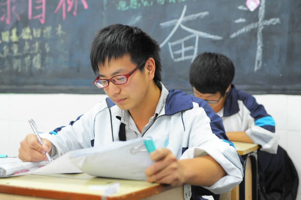 “豪气”高考状元火了，获得近百万奖金，全家人因此改变命运