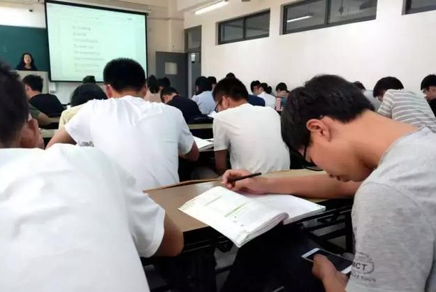 班主任上课突击检查，学生上演“花式”藏手机，学霸才是隐藏高手