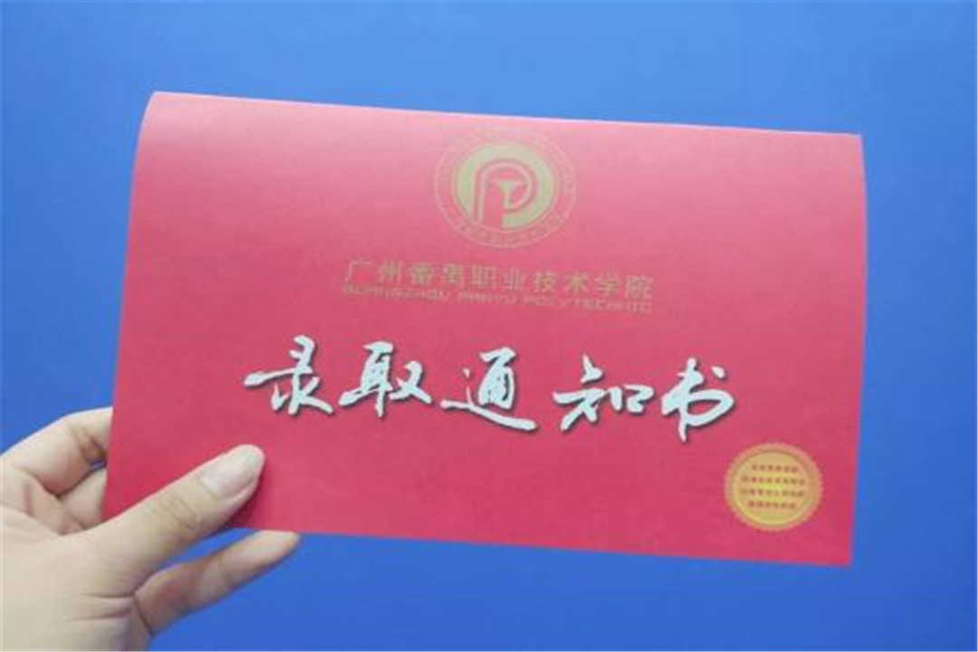 孩子考上大专，父母摆酒席庆祝，却遭人嘲笑，父母一席话让人闭嘴