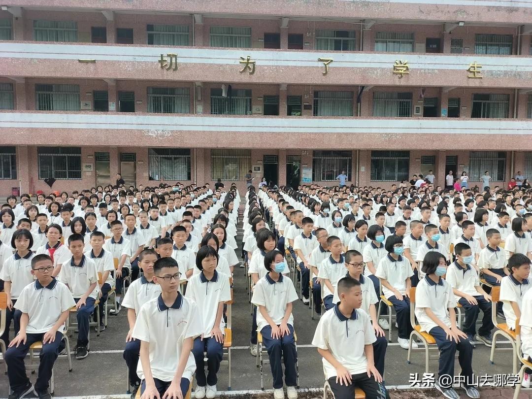 开学啦！现场多图预警：妈趴窗，爹爬墙，脸贴地！场面过于欢乐