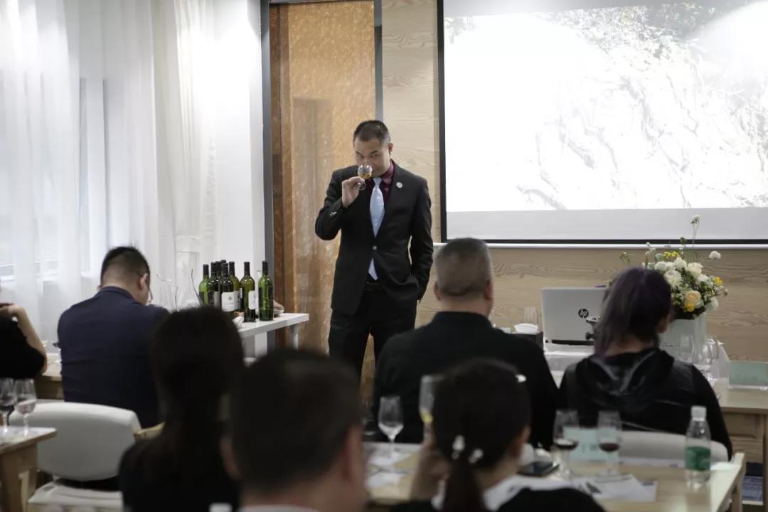 谈谈 “葡萄酒工作室”经营模式