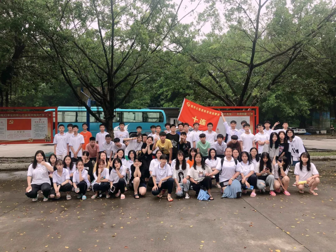 能文能武,这位把学生当弟弟妹妹的老师不简单