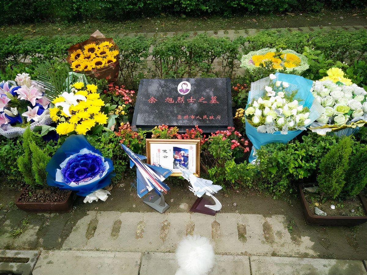 空军英烈余旭同志墓,一年四季簇拥鲜花,碑前摆放战机模型