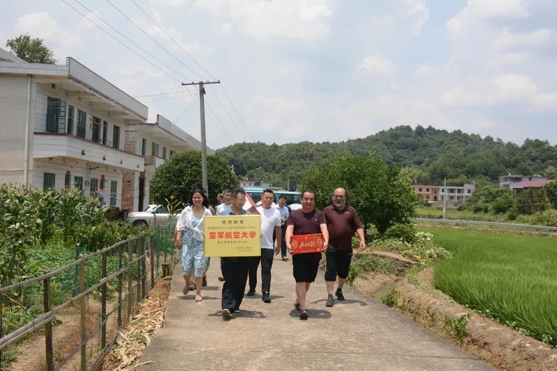 湖南男孩罗湘毅，611分报考军校被录取，喜报传来，父母笑容灿烂