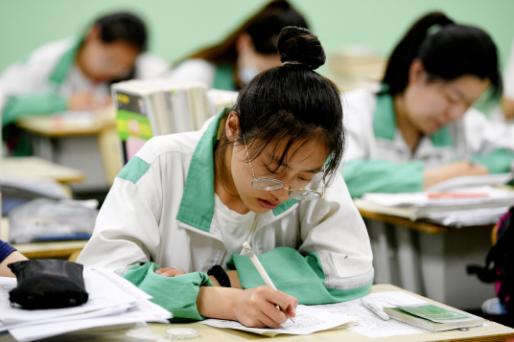 为何高考当天不能穿“校服”？班主任一语道破玄机，学生恍然大悟