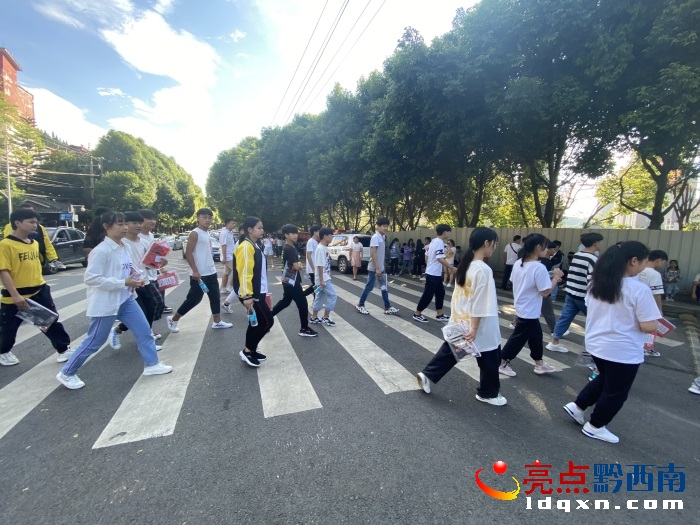 又是一年中考季，今日黔西南4万余考生奔赴考场 众多家长场外等候