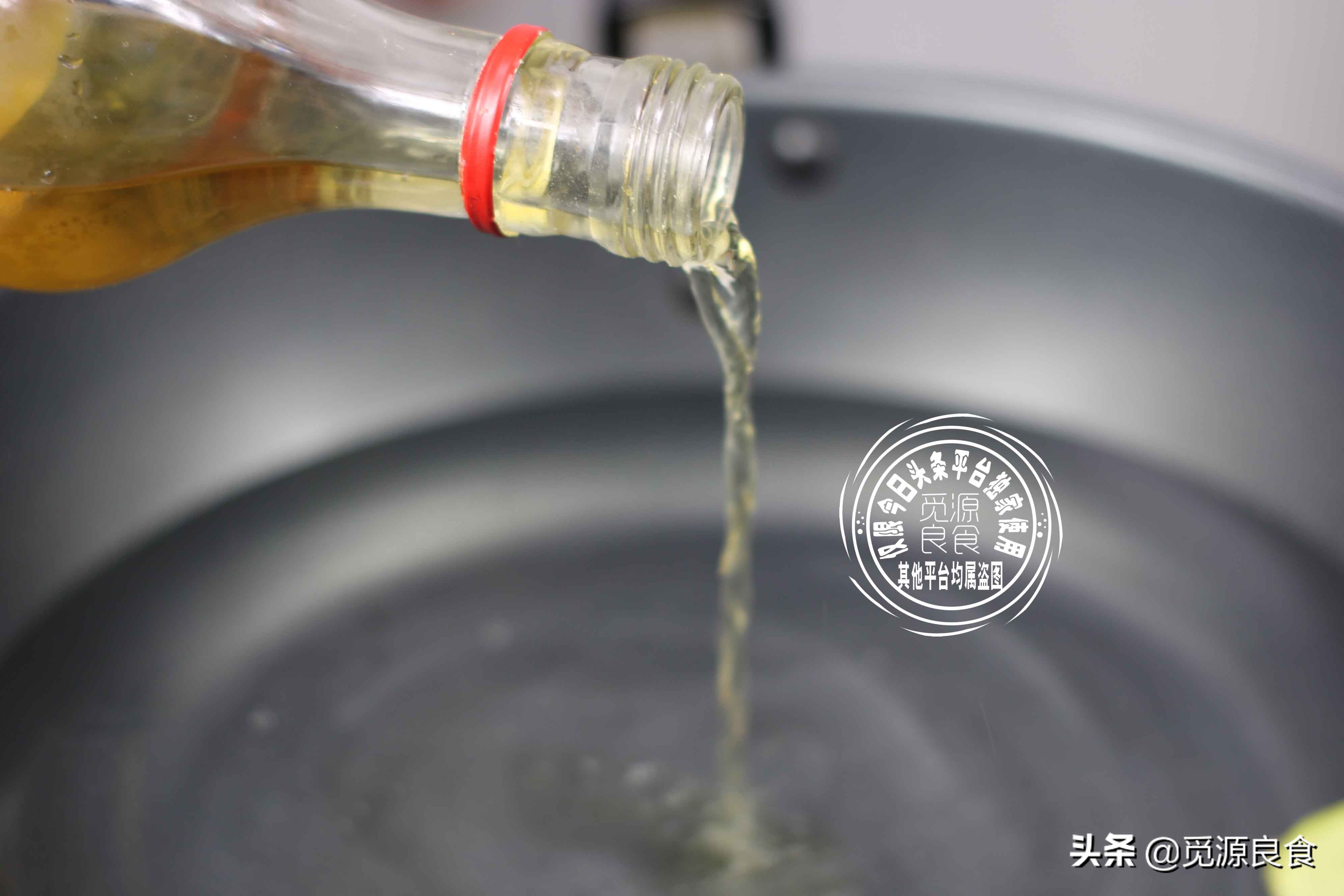 爆炒鱿鱼鲜嫩爽滑，正确的焯水方法是关键，牢记，营养美味就不远