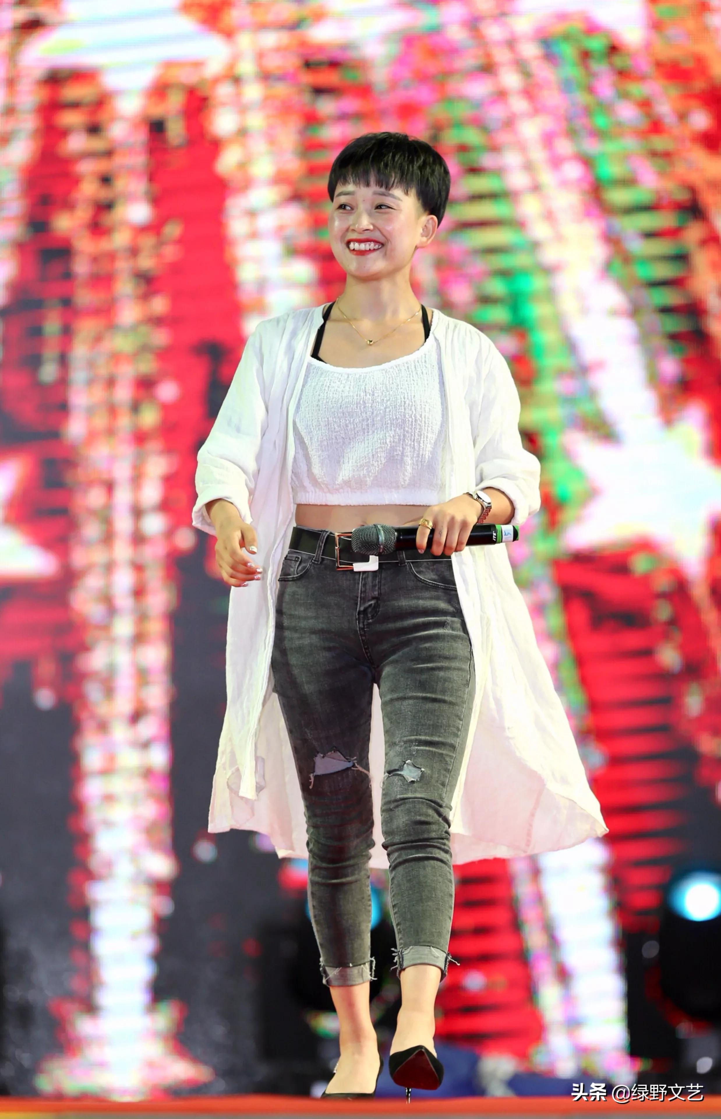 马美如身世曝光(12岁开始闯江湖,演出路上遭遇车祸,马美如最终跑赢