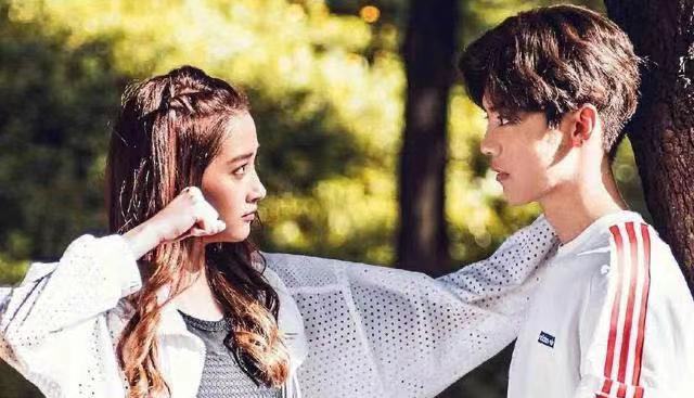 关晓彤微博发文：幸好，曾经的我爱过年少的你