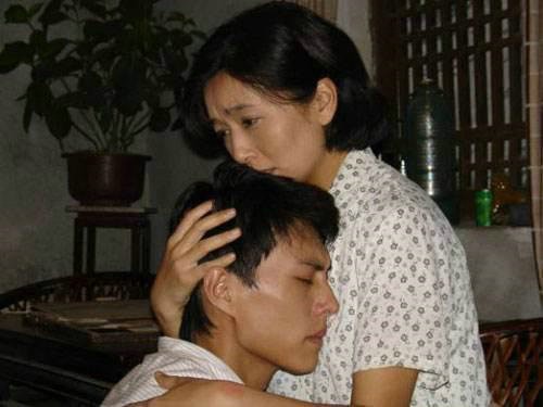 与二婚妻子相守11年，演20年配角终成名，靳东到底有何本事？