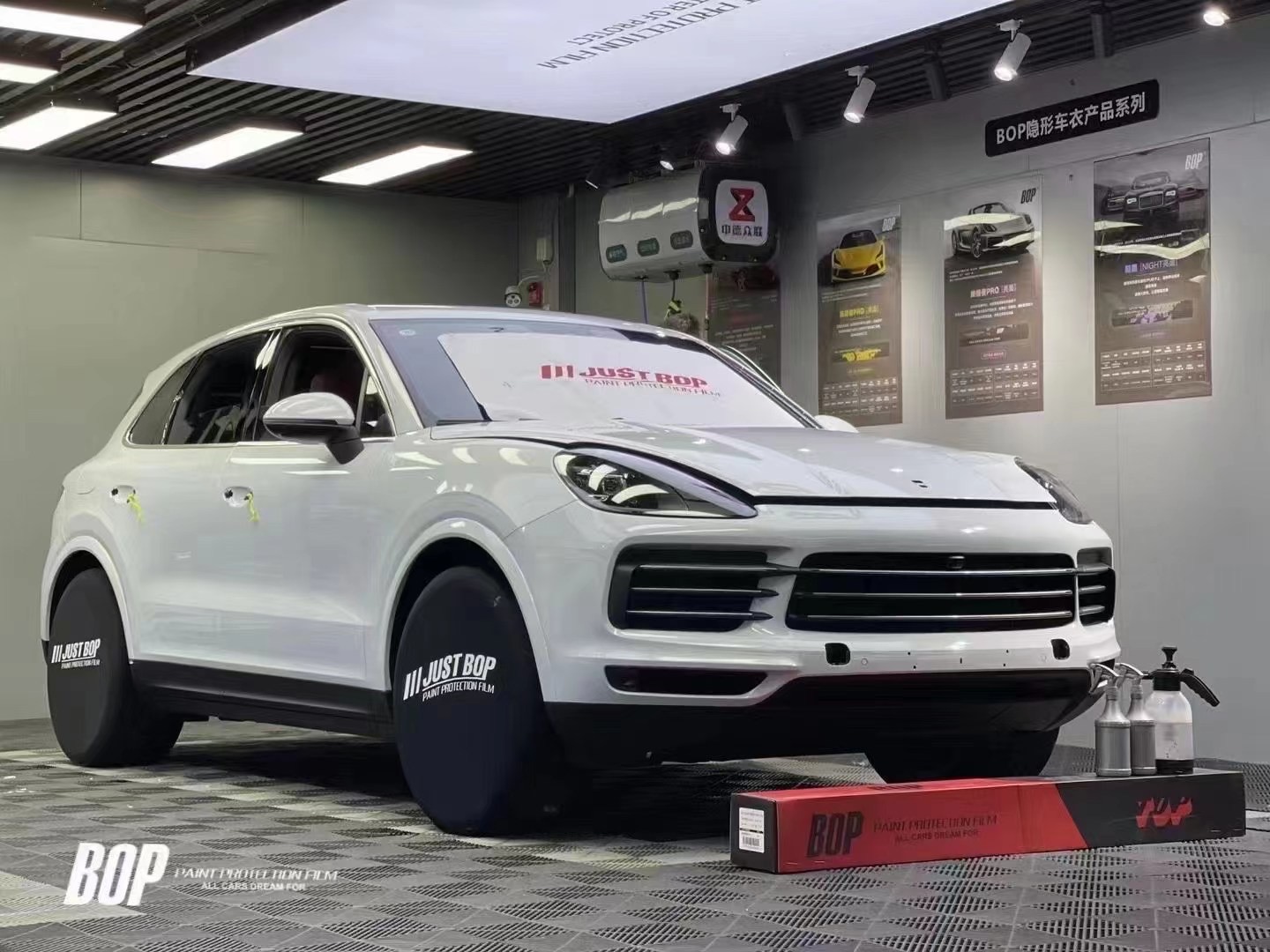 像极火辣的辣椒，来看看这辆保时捷卡宴