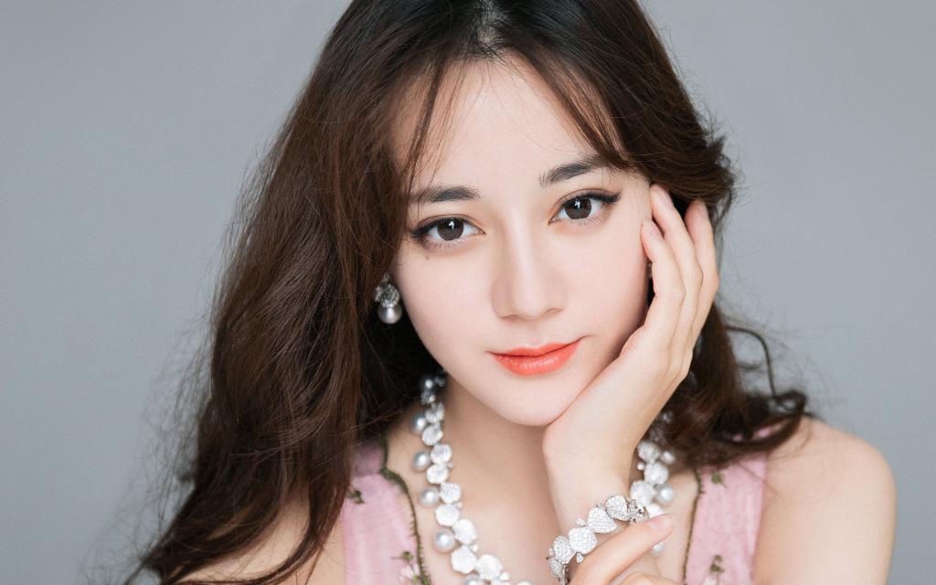 四金影后“迪丽热巴”，与她背后的绯言绯语