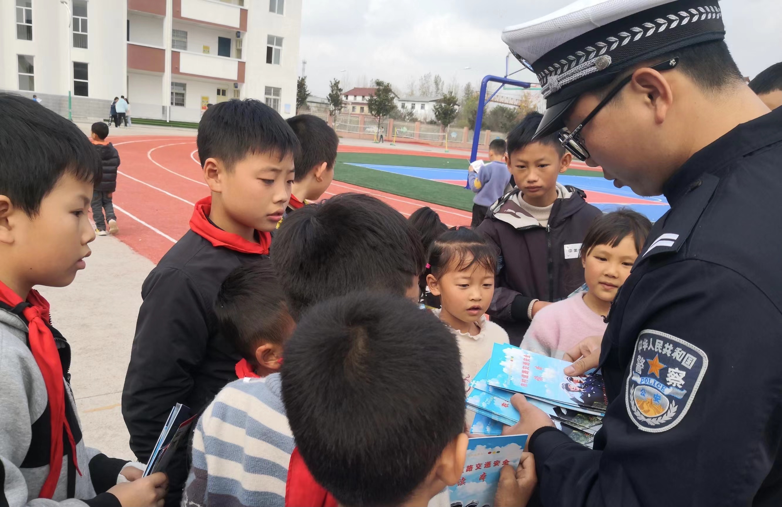 汉中交警一大队为学生送上守法知礼“必修课”，倾情守护“平安上学路”