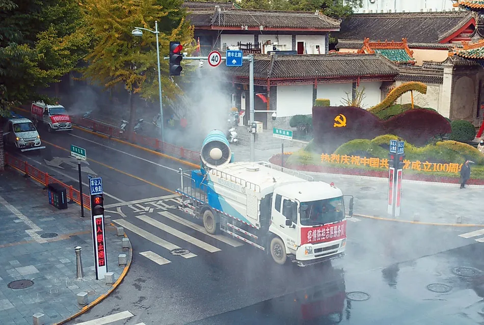 天水市秦州区对城区主干道开展疫情防控集中消杀（图）