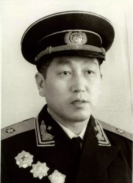 16岁少年瞒着父母参军，18年后成副司令返乡，母亲：长官你找谁