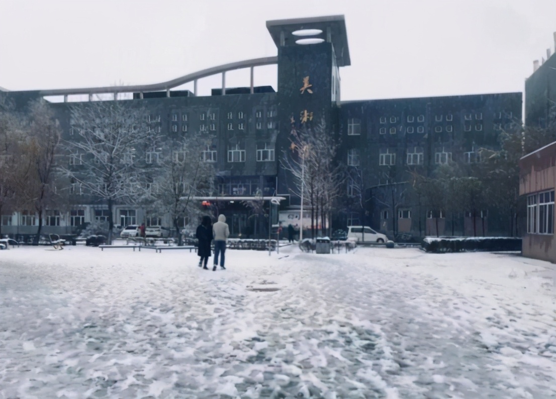 国内最早迈进冬天的本科大学，10月1就要穿棉裤，学生根本扛不住