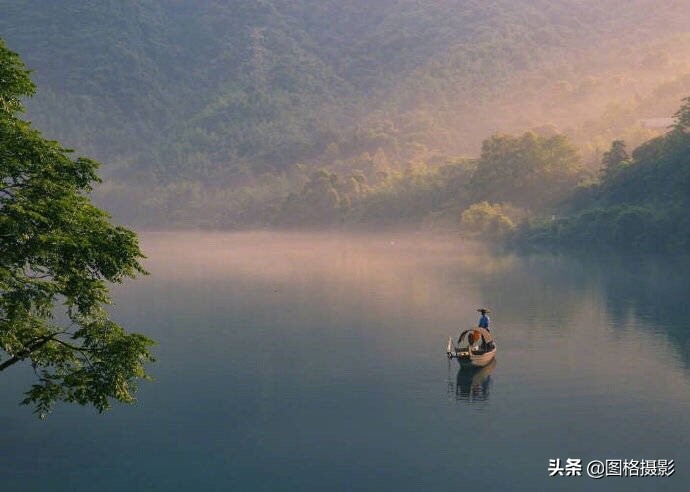 落霞与孤鹜齐飞，秋水共长天一色。 ​​​ ​​​​