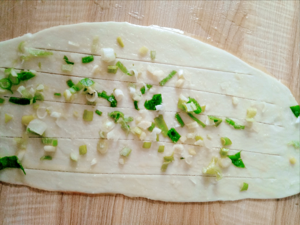 凉了也不硬的葱花饼做法，酥脆可口，葱香味浓郁，大人孩子都爱吃