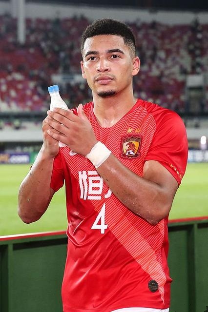 天团从官网上给出的资料来看,恒大足校今年上升到一线队有五个球员