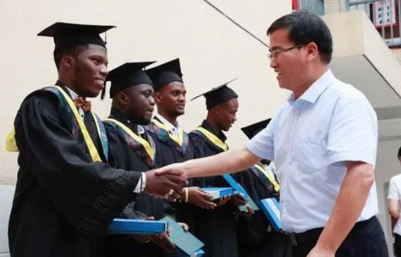 清华大学自降门槛招揽外籍学生，国人表示不满，教育部发声回应