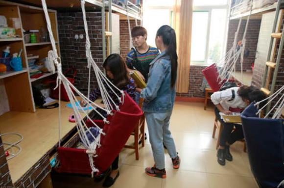 大学换寝室麻烦吗（大学四人间应该怎么选床位）