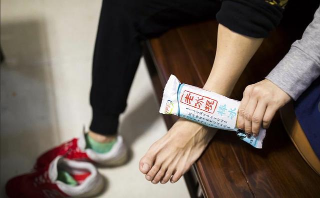 崴脚了又肿又疼要如何处理？骨科医生来教你简单的四要四不要！