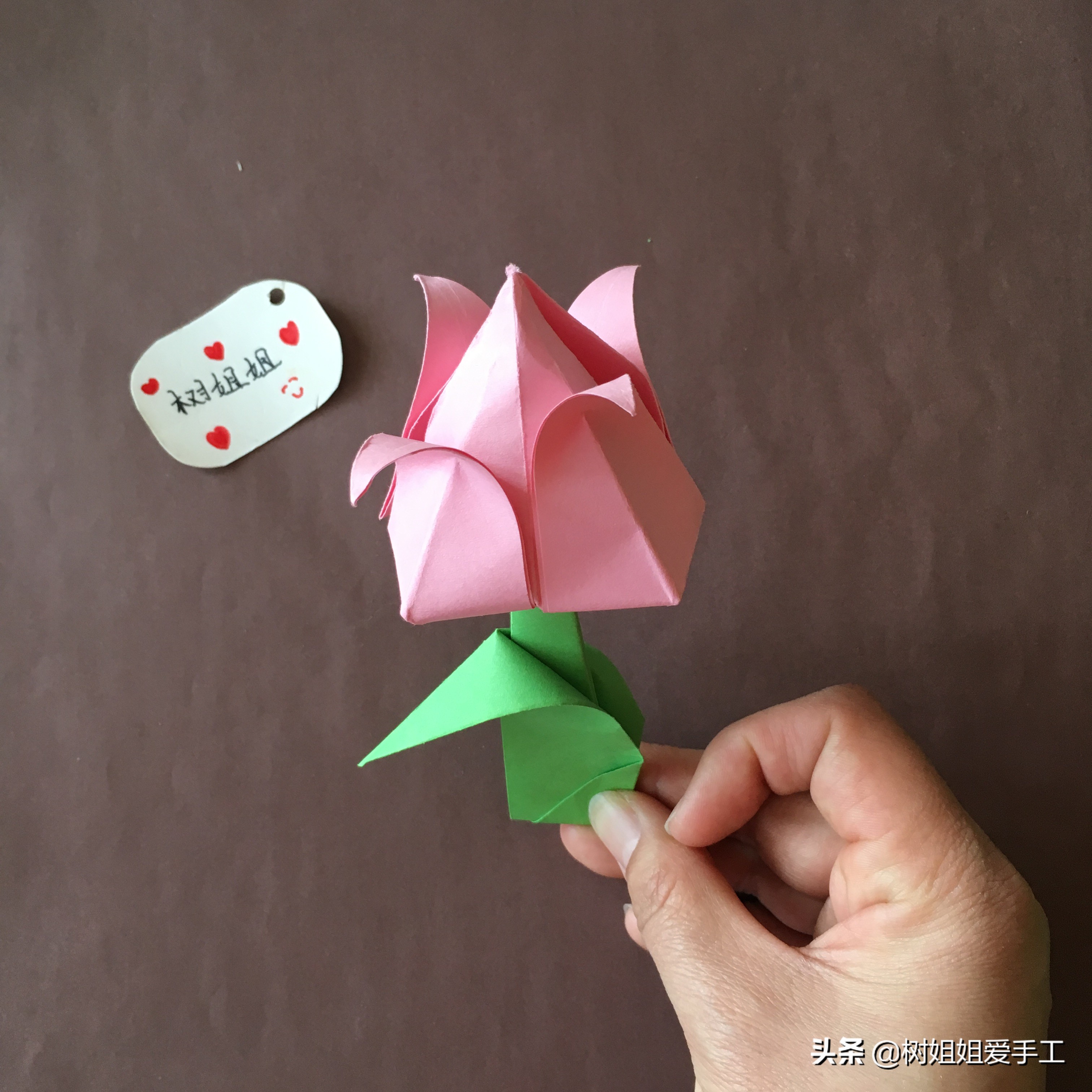 第一步:折花朵(1)首先将正方形彩纸折出米字折痕,然后拉起2条对角线折