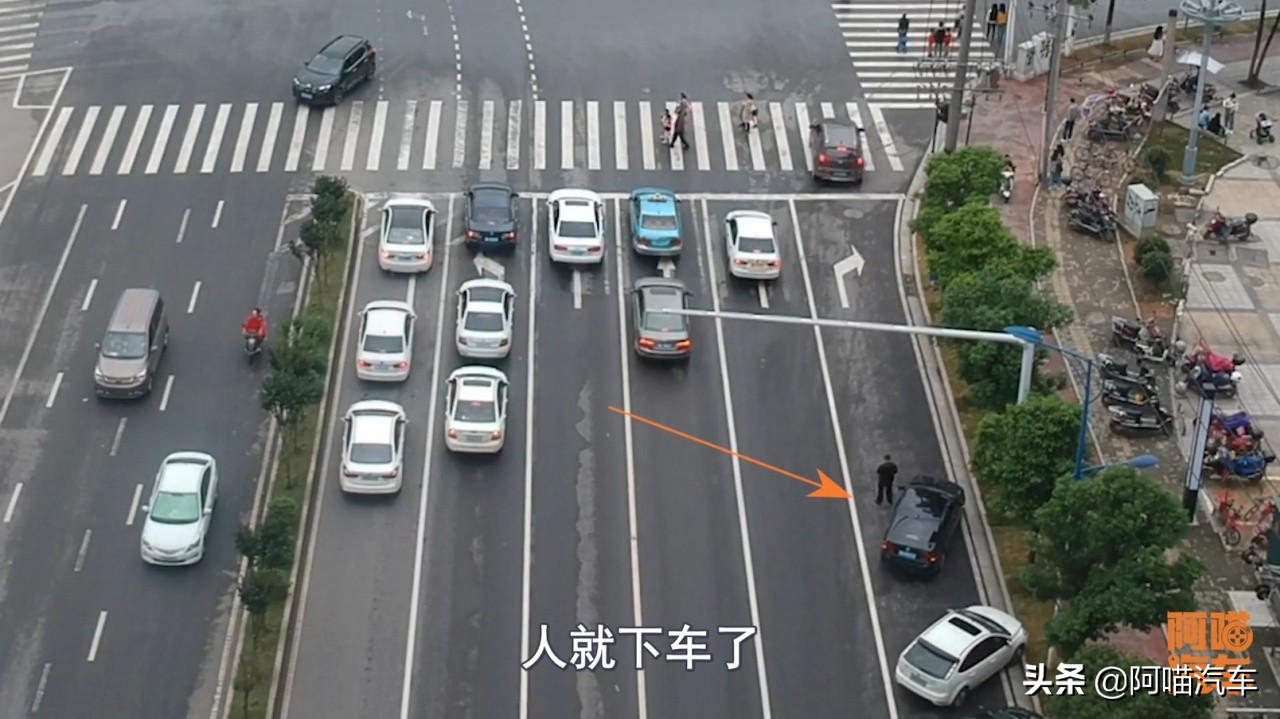 右转车道被堵了，可以走直行车道右转吗？做错了罚你没商量