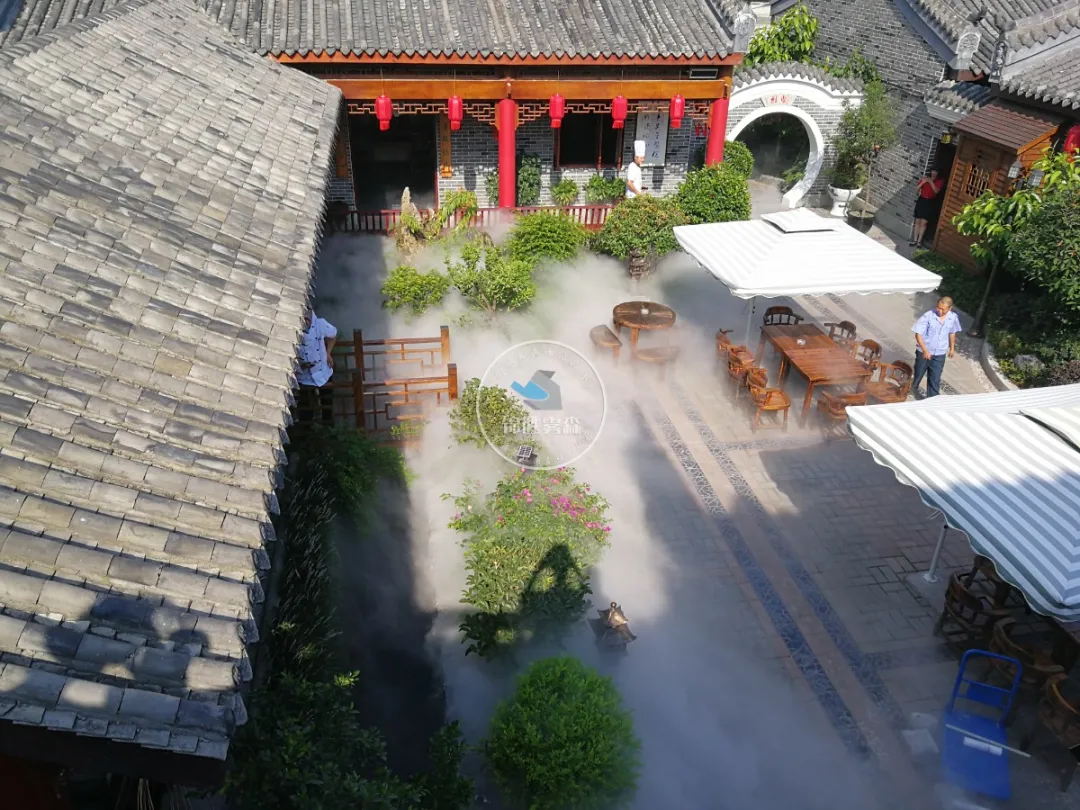 夏日炎炎,有人造雾降温超甜——锦胜雾森室内外高压喷雾降温系统 夏日炎炎,有人造雾降温超甜——锦胜雾森室内外高压喷雾降温系统