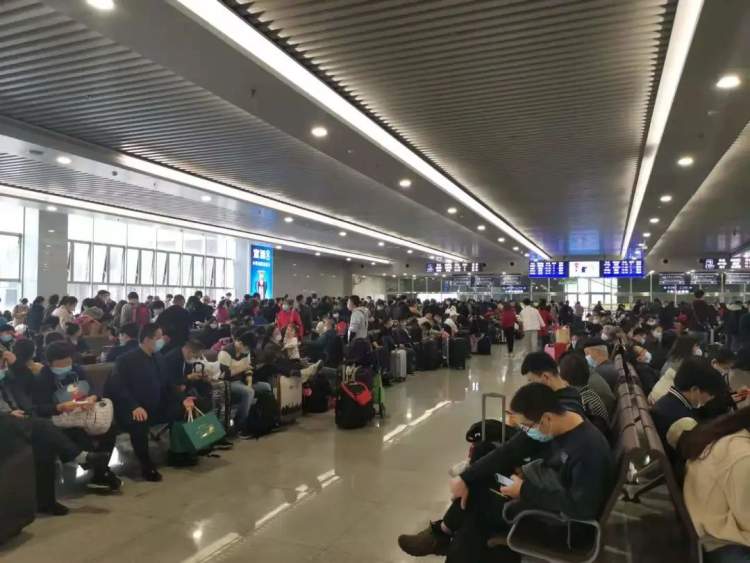 清明小长假运输的首日，铁路公路出行情况如何？