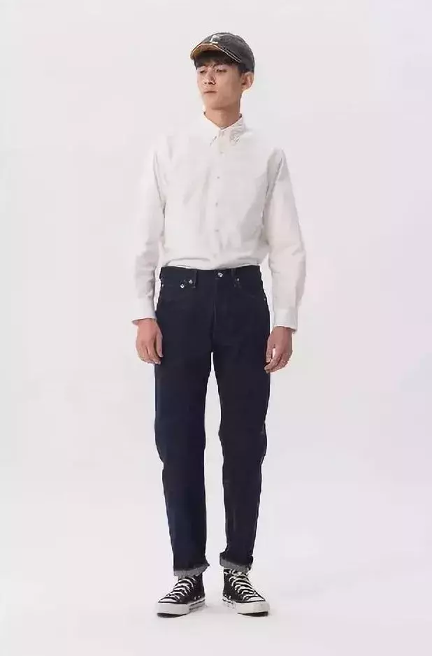 匡威皮鞋(男士穿什么裤子显腿长?匡威皮鞋随意搭,高级感十足!